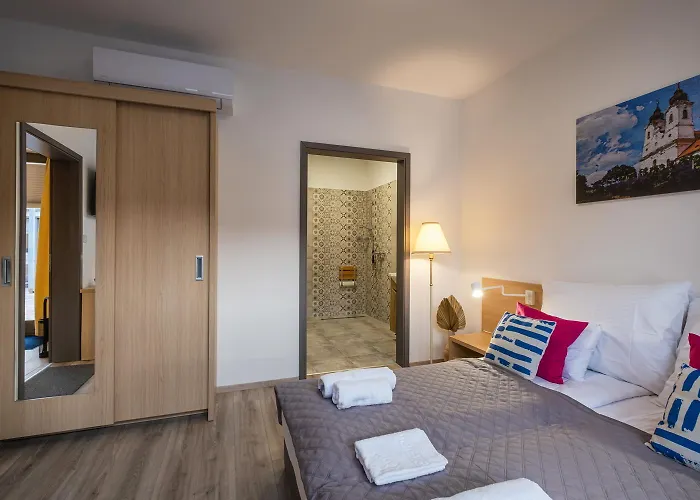 Stadium Panzio לינה וארוחת בוקר Németbarnag